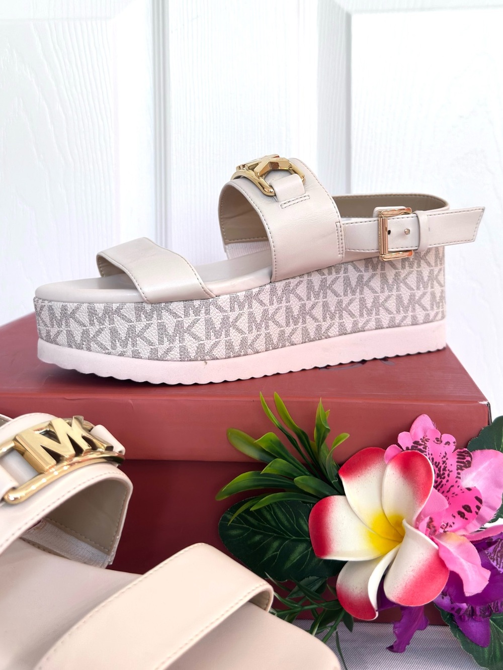 MICHAEL KORS ~ Women's Cream Colored Platform Sandals w/Signature MK Logo size 6